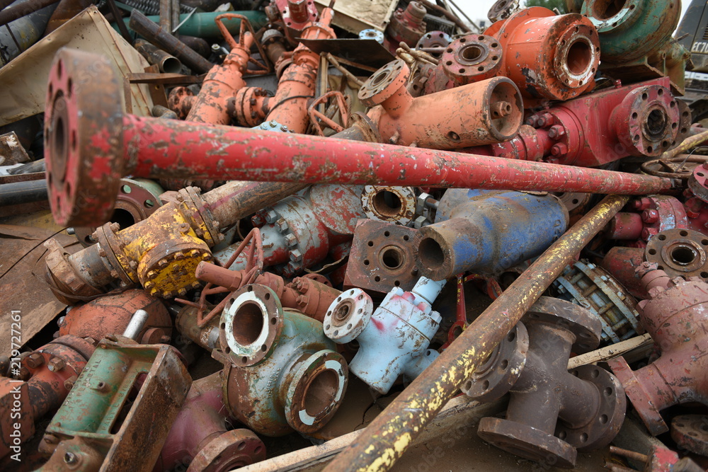 Φωτογραφία View above a large colorful pile of heavy industrial scrap metal iron for recycl