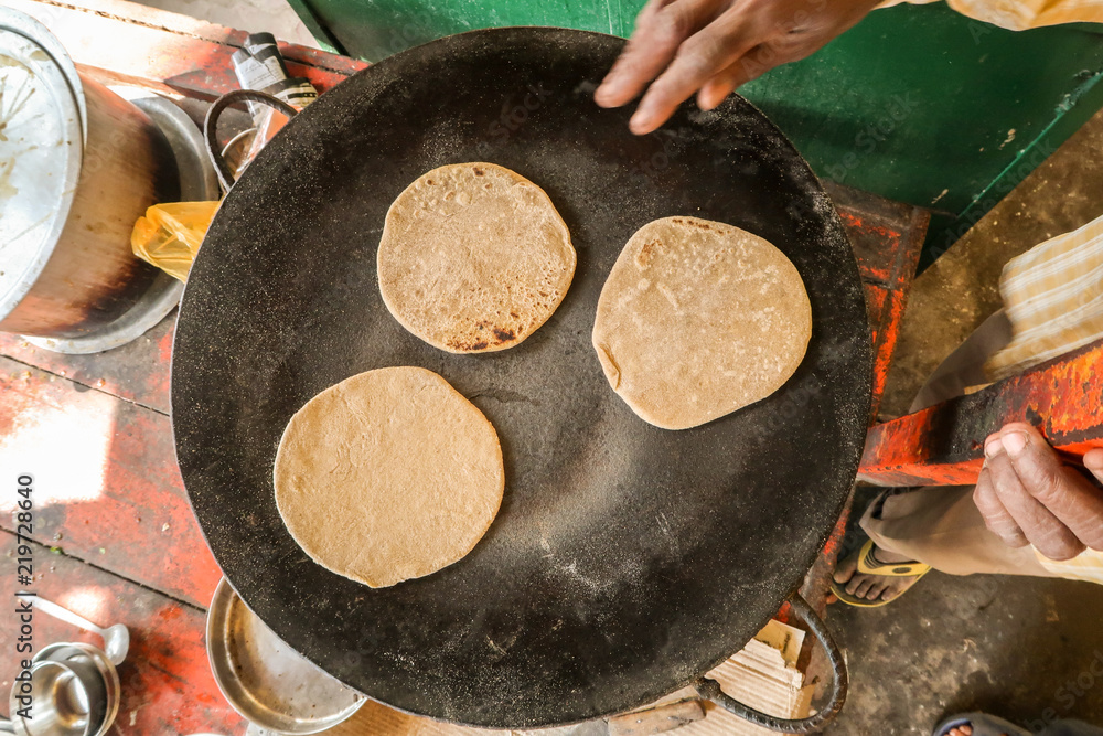 インドの屋台でチャパティを作っている姿 Stock Photo | Adobe Stock
