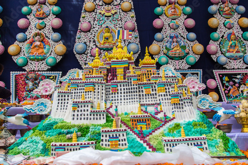 チベット仏教の祈りのための、お供え。トルマ。ポタラ宮殿 © ryosho