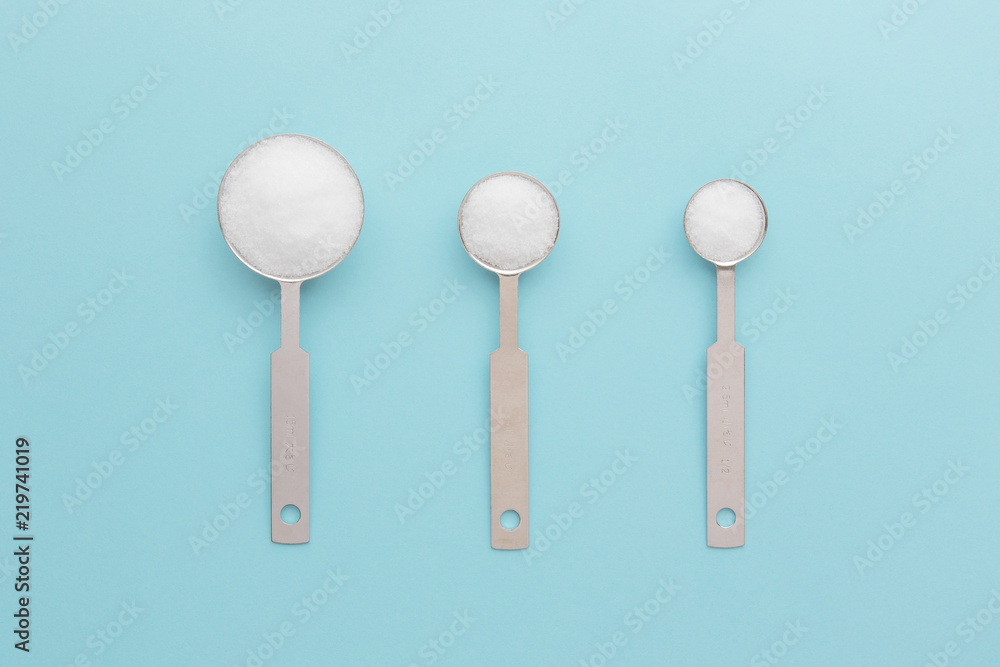 計量スプーンと塩の写真素材