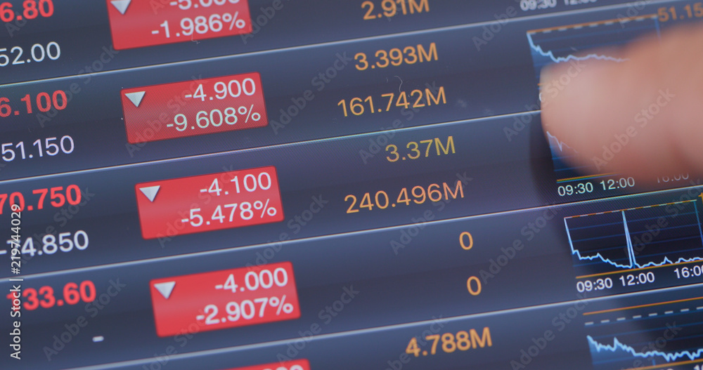 Obraz premium Digital tablet computer showing stock market data