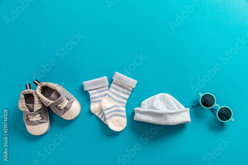 Canvas-taulu Baby boy clothes and accessories on bright blue background