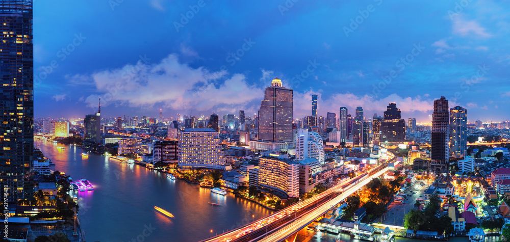 Naklejka premium Widok z lotu ptaka krajobraz rzeki w Bangkoku w nocy