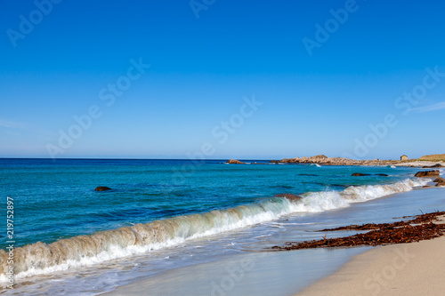 Sonniger Sandstrand in Skandinavien