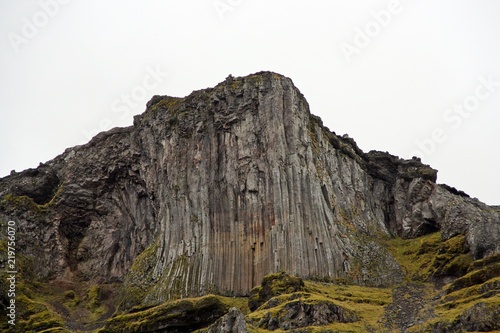 Montaña con columnas basálticas de lava.