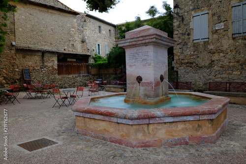 Village de Caunes-Minervois en Occitanie photo
