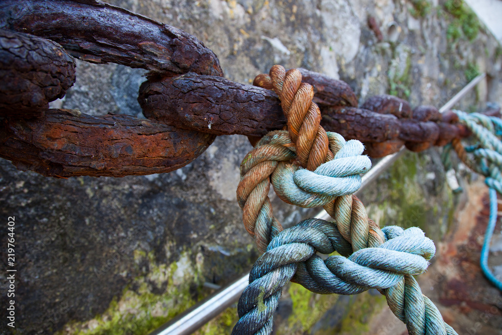 Cadena y cuerda en el puerto Cadena y cuerda en el puerto