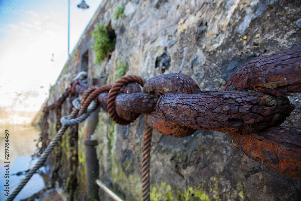 Cadena herrumbrosa en el puerto foto de Stock | Adobe Stock