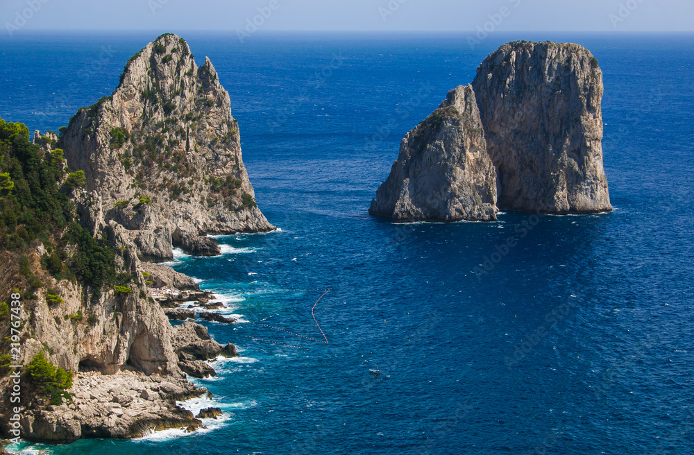 Splendida veduta dall'alto dei famosi faraglioni di Capri