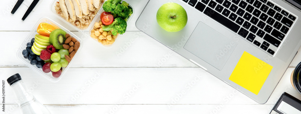 Plakat Zdrowy jedzenie w posiłku pudełku ustawiającym na pracującym stole z laptopem