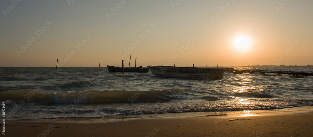 Naklejka premium Gün Batımında Denizi İzlemek
