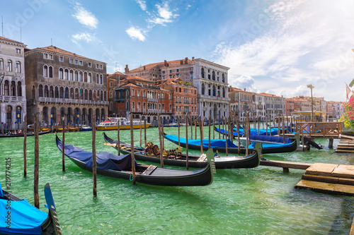Blick auf die Gondeln des Kanal Grande an einem sonnigen Tag in Venedig, Italien
