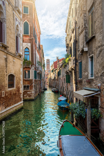 Blick auf einen kleinen, idyllischen Kanal mit Venezianischer Architektur in Venedig, Italien