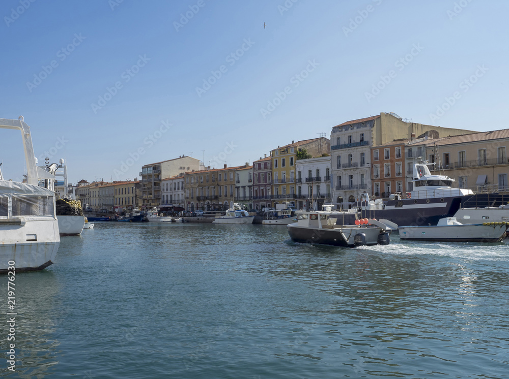 Ville de Sète dans l'Hérault appelée la Venise du Languedoc avec ses canaux débouchant sur la Méditerrannée.