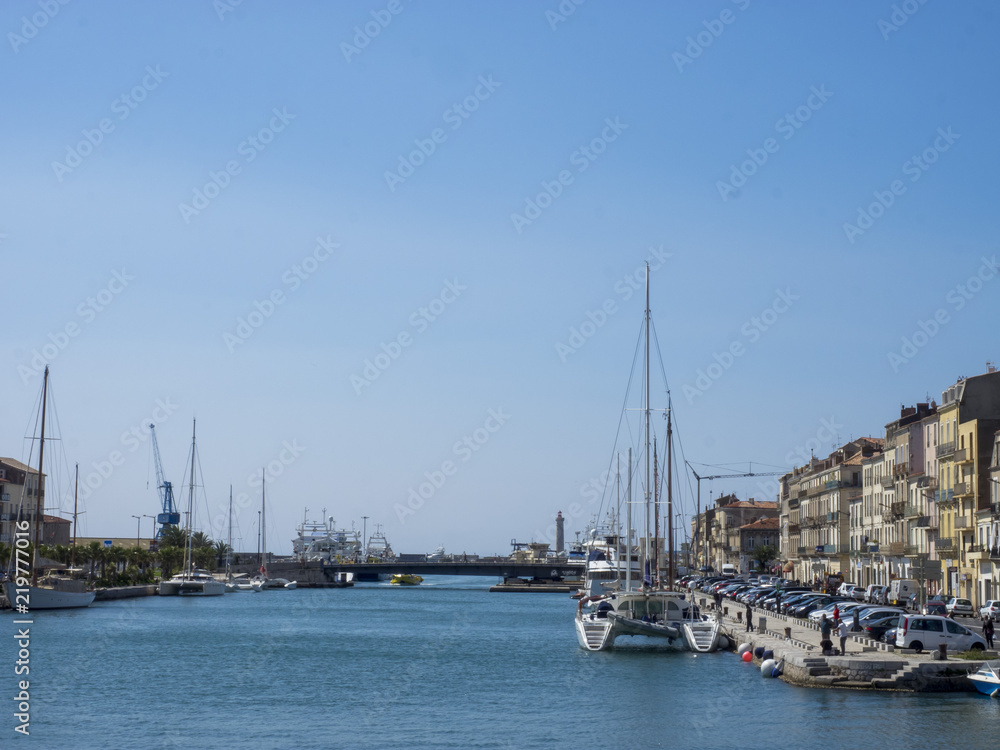 ille de Sète dans l'Hérault appelée la Venise du Languedoc avec ses canaux débouchant sur la Méditerrannée.