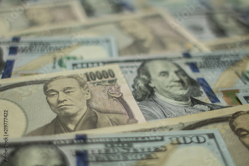日本円とドル紙幣