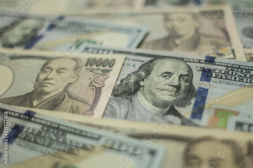 日本円とドル紙幣