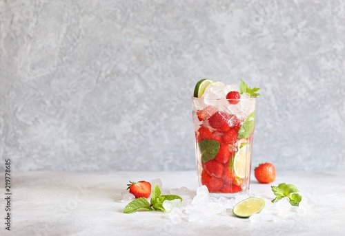 Obraz na plátně Strawberry infused water, coctail, lemonade or tea