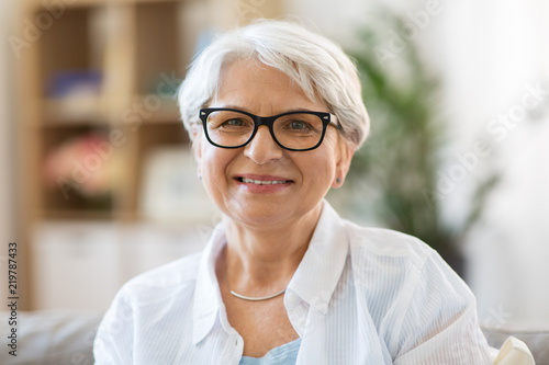 Bilde på lerret vision, age and people concept - portrait of happy senior woman in glasses