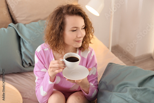 Beautiful woman drinking ho...