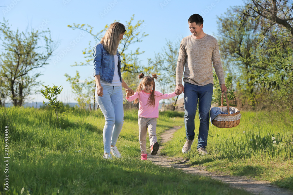Obraz premium Happy family going on picnic in park