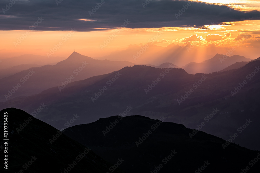 Fototapeta premium Nastrojowy zmierzch w górach