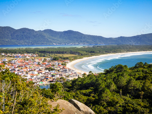 Fotografia A view of Barra da Lagoa village from Boa vista hiking path - Florianopolis, Bra