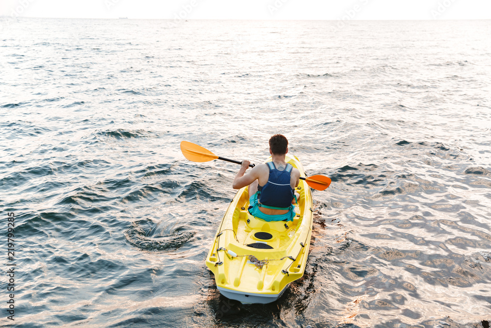 Obraz premium Rear view of man kayaker paddling