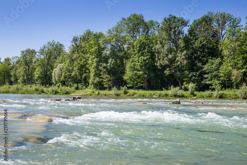 Foto River Bank and “Isar” River in Munich with Trees and Meadow, Bavaria, Germany, E