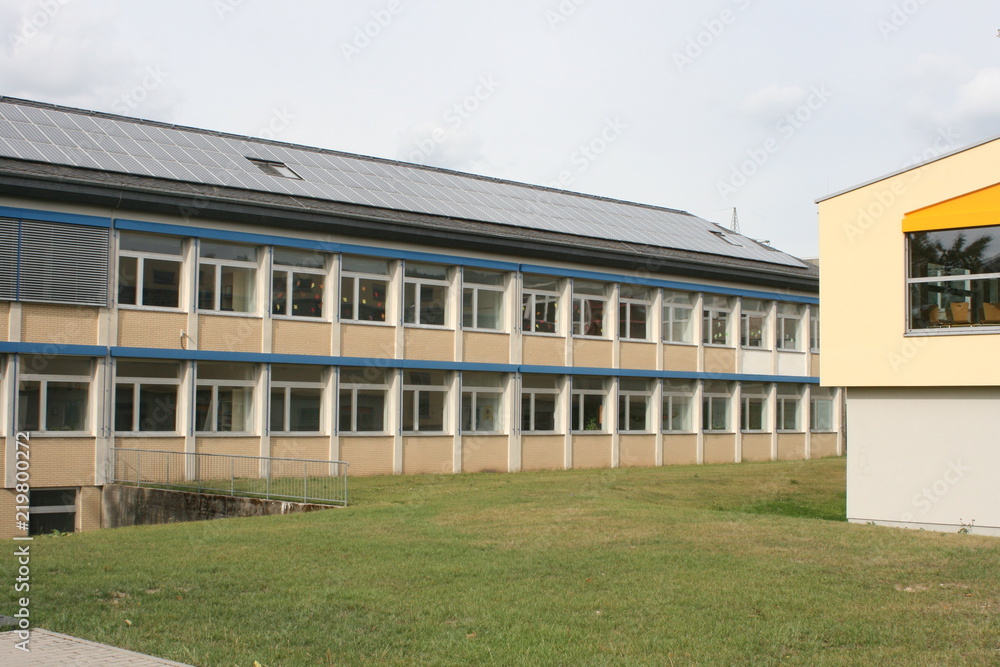 Schulgelände, Schulhaus, Schulgebäude Schulhof