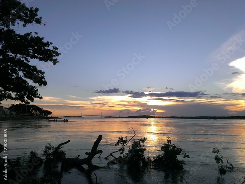 Atardecer en el río