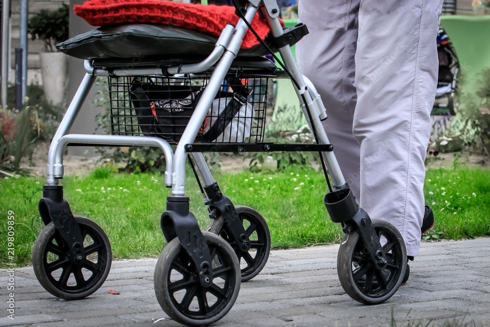 Fototapeta premium Detailaufnahme Senior unterwegs mit Rollator