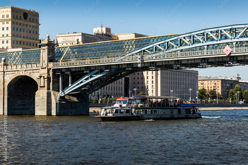 Obraz premium River boat on the Moscow river, Moscow, Russia