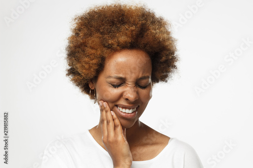 Bild auf Leinwand Young african american woman in blank white t shirt, isolated on gray background