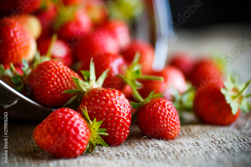 Quadro su tela ripe red strawberry on a table with burlap