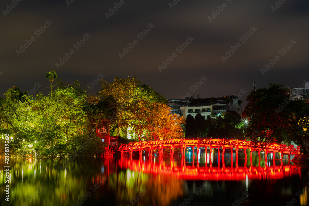 Obraz premium OLD QUARTER, HANOI/VIETNAM - JULY 28: Night view of The Huc bridge and Ngoc Son temple on 07 28 2018 in Lake of the Returned Sword, Lake of the Restored Sword, Hoan Kiem Lake. Landmark in vietnamese.