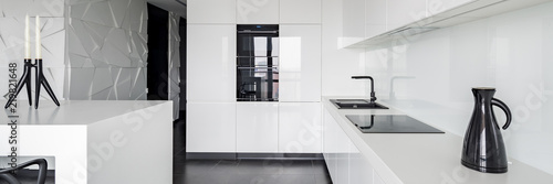 Foto Monochromatic white luxury kitchen