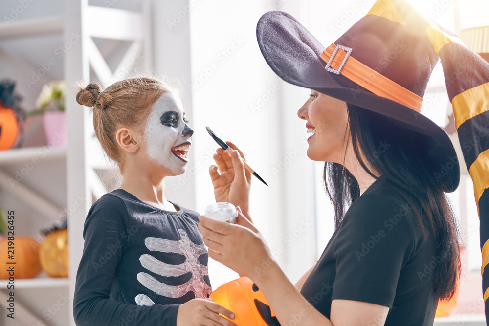 Fototapeta premium family celebrating Halloween