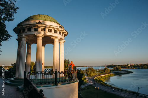 Schilderij op canvas Gazebo on the Volga embankment - an open round six-columned arbor-rotunda with a