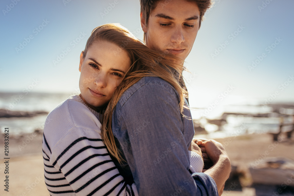 Obraz premium Couple standing together at a beach