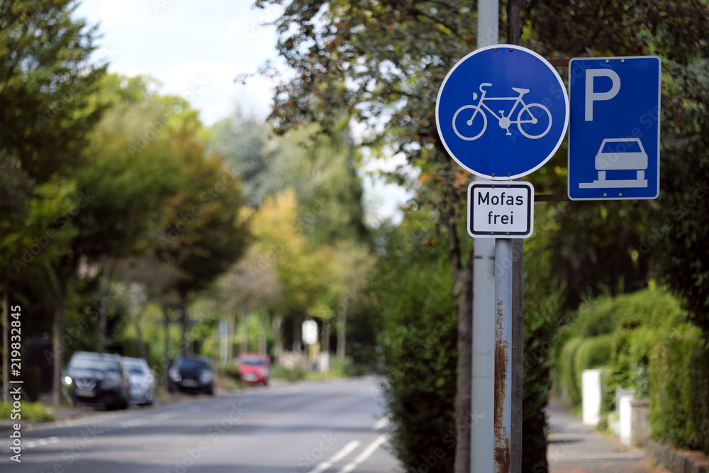 Verkehrsschild Verkehrszeichen Parken auf Gehwegen und Radweg imt Zusatzschild Mofas erlaubt - Stockfoto