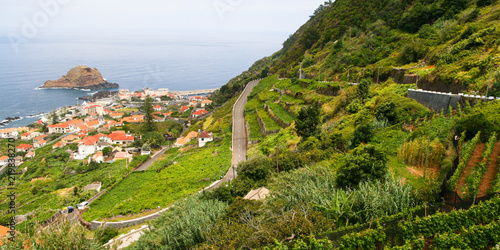 Straße am Hang über Porto Moniz auf Madeira, Portugal