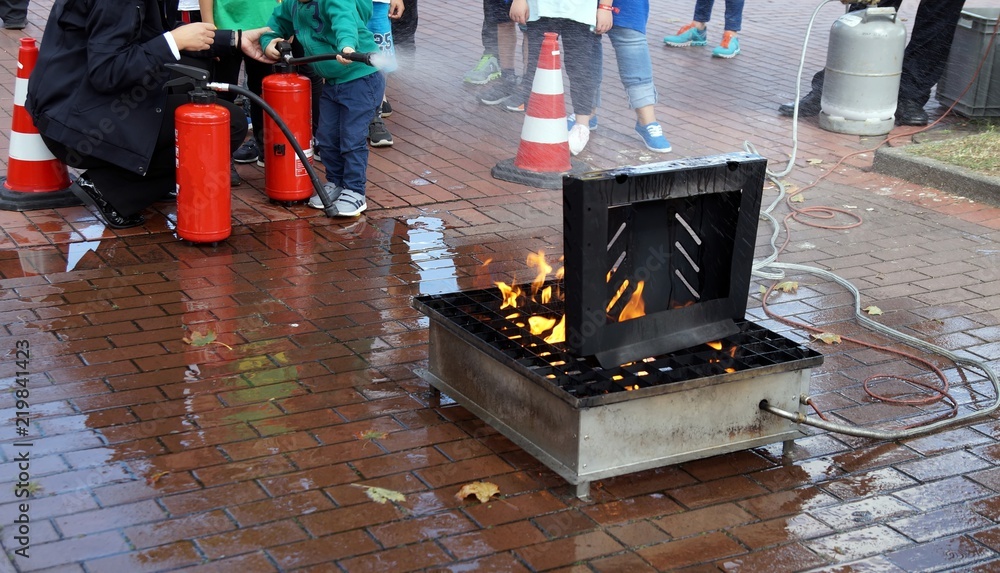 Fototapeta premium Feuerlöschübung mit Kindern