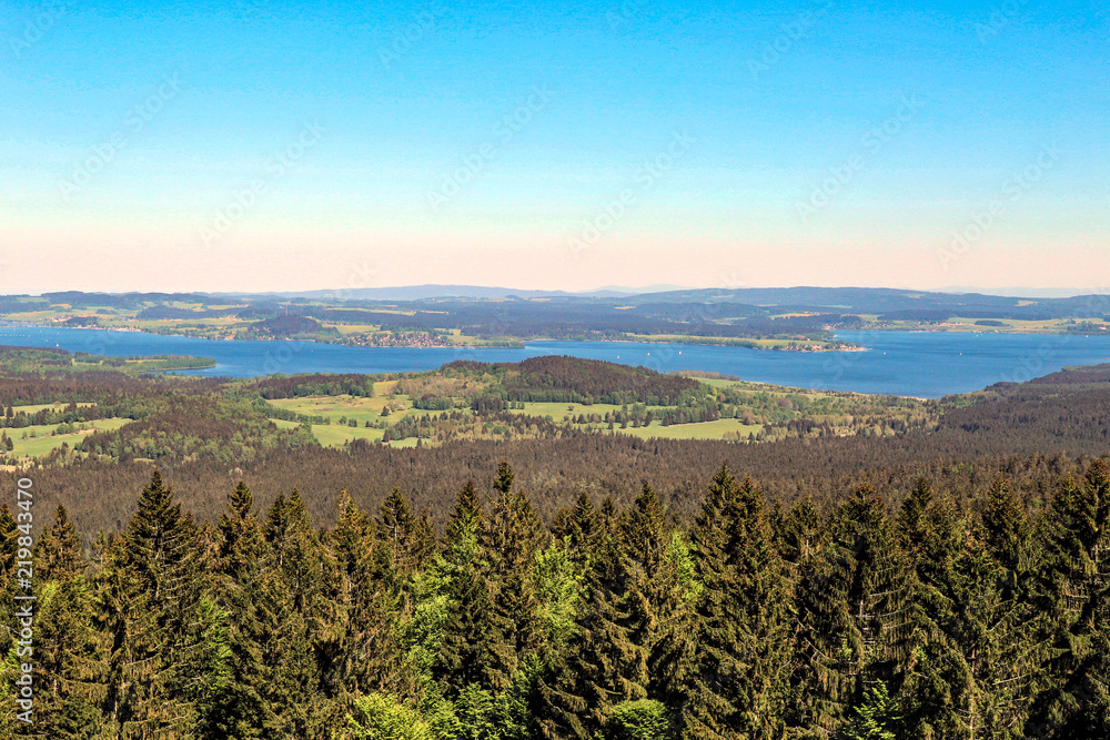 Panorama vom Lipno Stausee des Fluss Moldau an der Grenze von Tschechien und Österreich mit Wiesen und Wäldern. Panorama vom Lipno Stausee des Fluss Moldau an der Grenze von Tschechien und Österreich mit Wiesen und Wäldern.