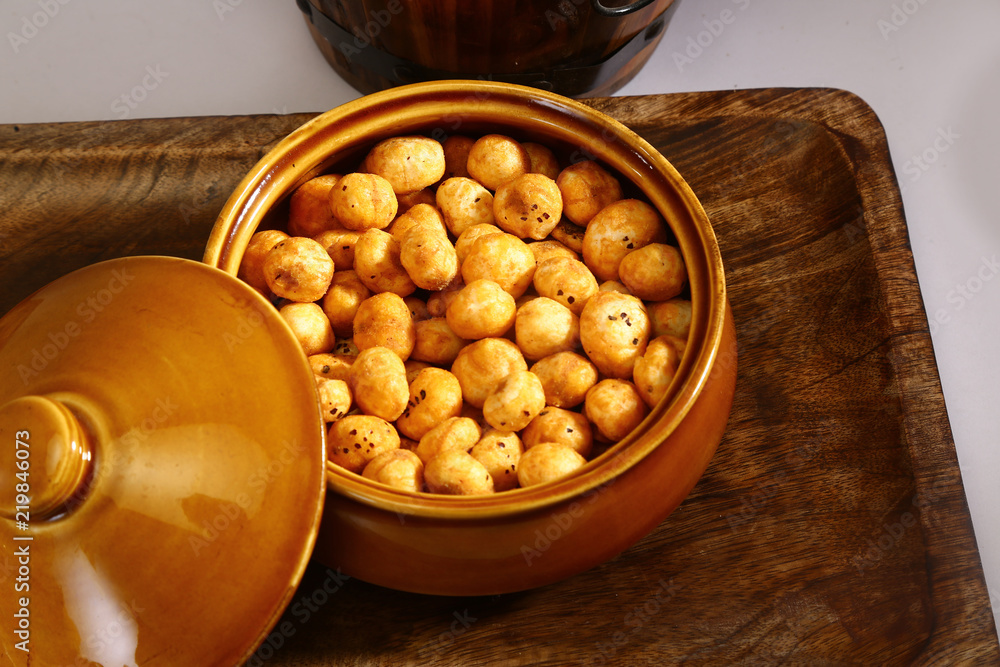 Fototapeta premium Roasted Phool Makhana or Crispy Lotus pops Seed