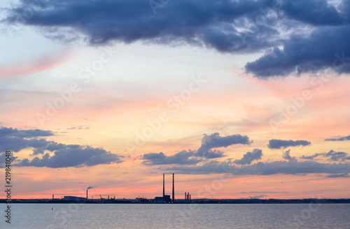 Slika na platnu Evening sky with pink tinge above dublin city skyline,Ireland.