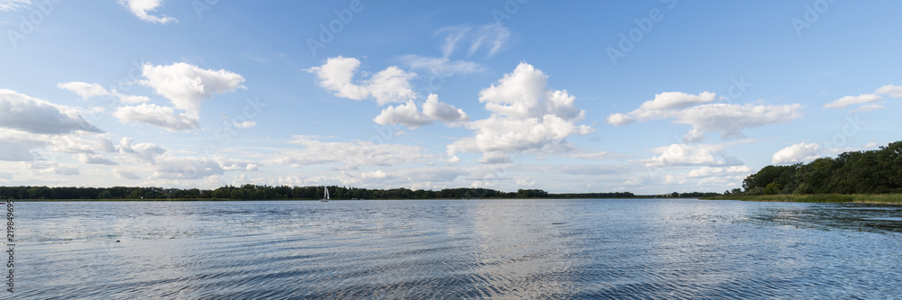 Panorama von einem See mit Wolken