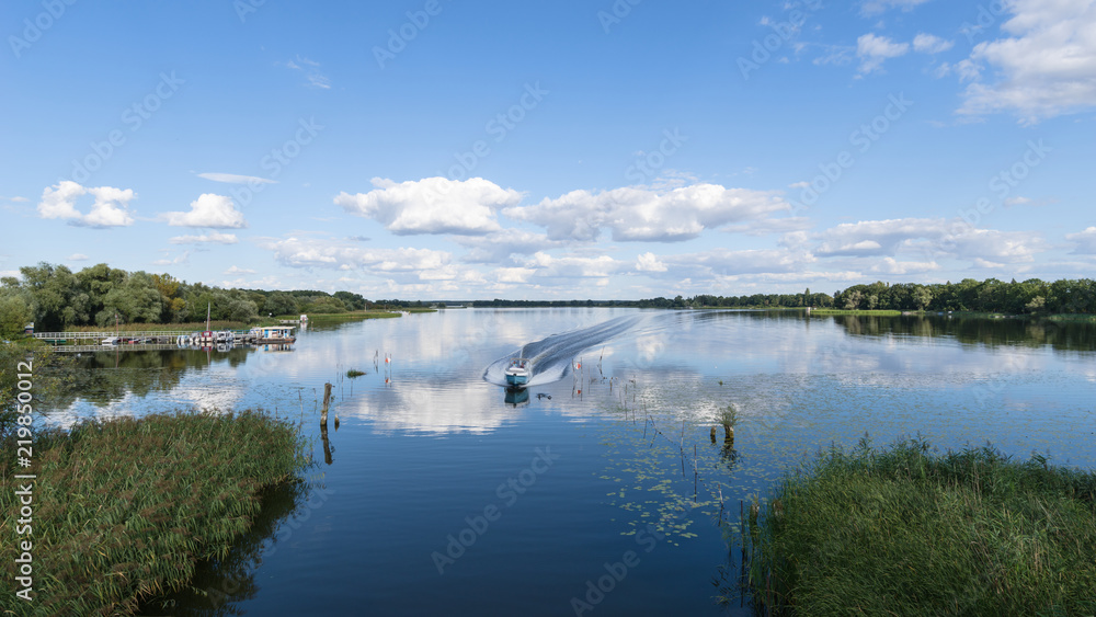 Fototapeta premium Schnelles Boot auf einem See