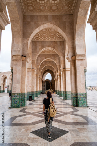 Femme visite mosquée Maroc Casablanca Hassan II Arche