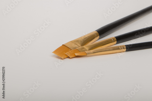 PINCELES SOBRE BLANCO